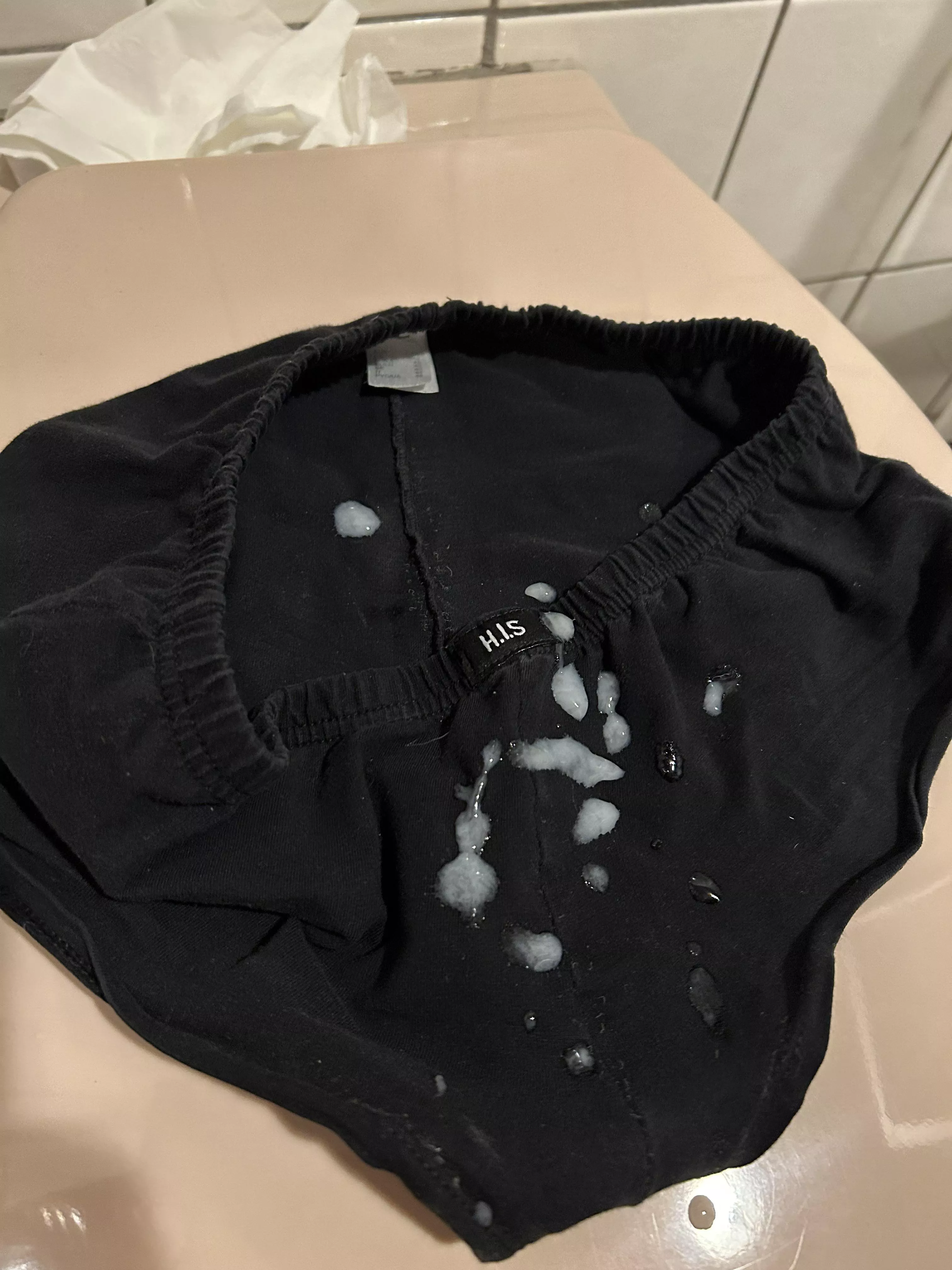 Love cumming in her dirty panties.