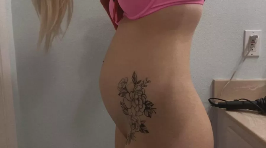 rate my petite pregnant belly ❤️👀