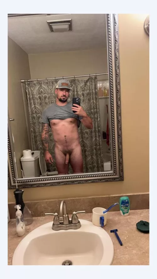 While I remodel one bathroom I take dick pics in the other. I hope the customer doesn’t minr. (29)