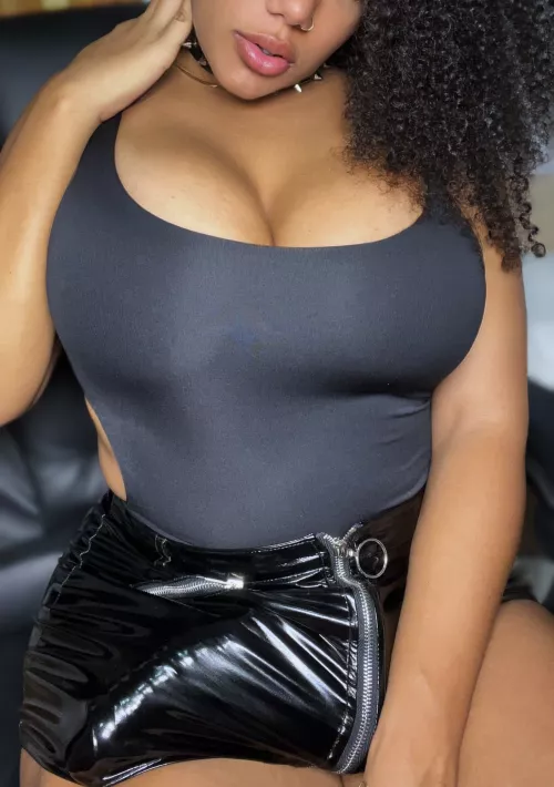 I swear I'm not hiding anything from you beneath the skirt 😏