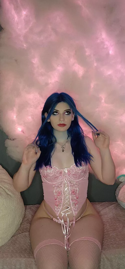 Let me be your naughty girl😈