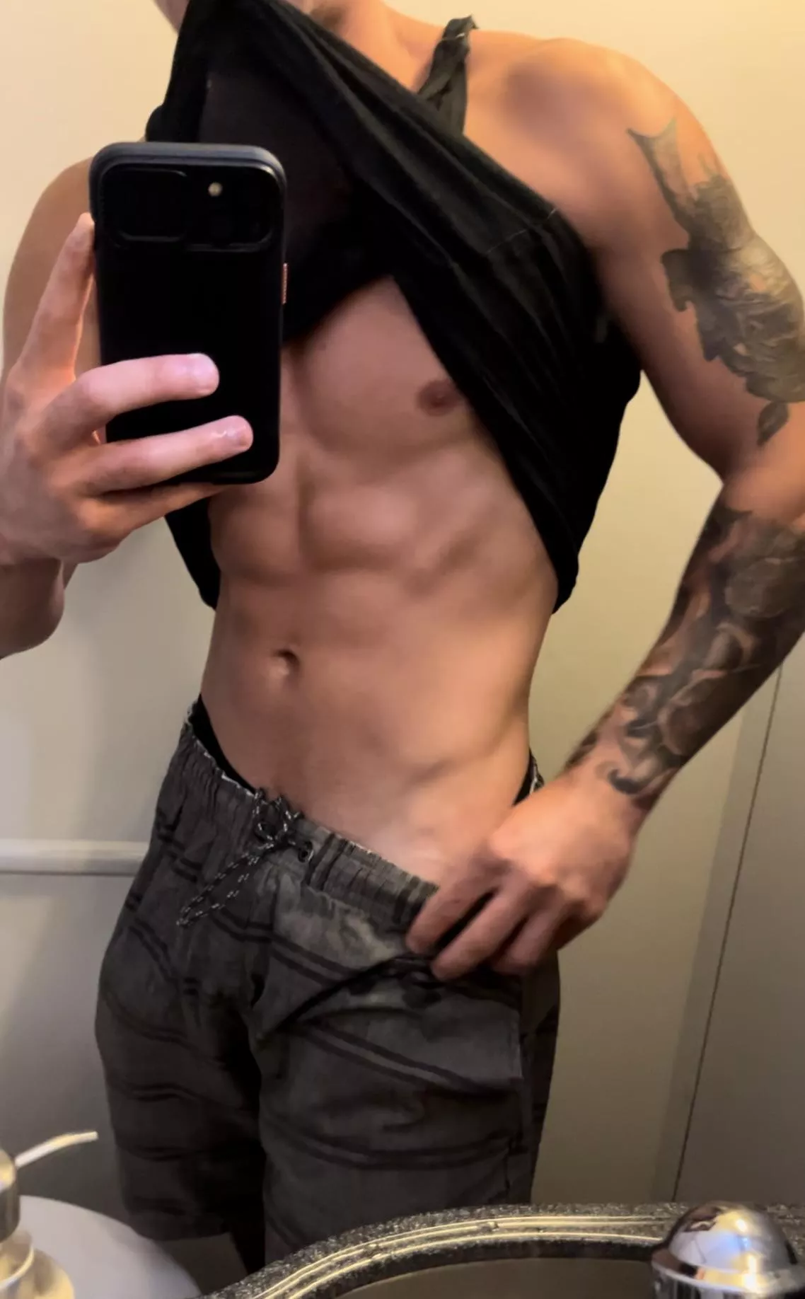 V check on the airplane at 6’3 218lbs 😈😊