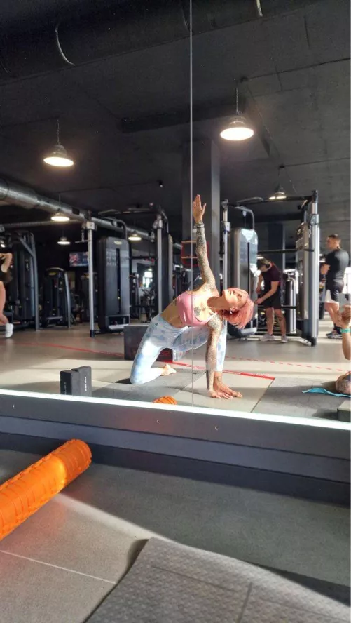 When your gym milf becomes one with the bench press.