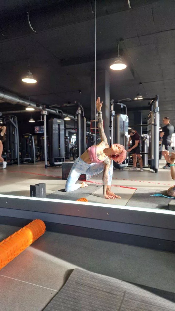 When your gym milf becomes one with the bench press.