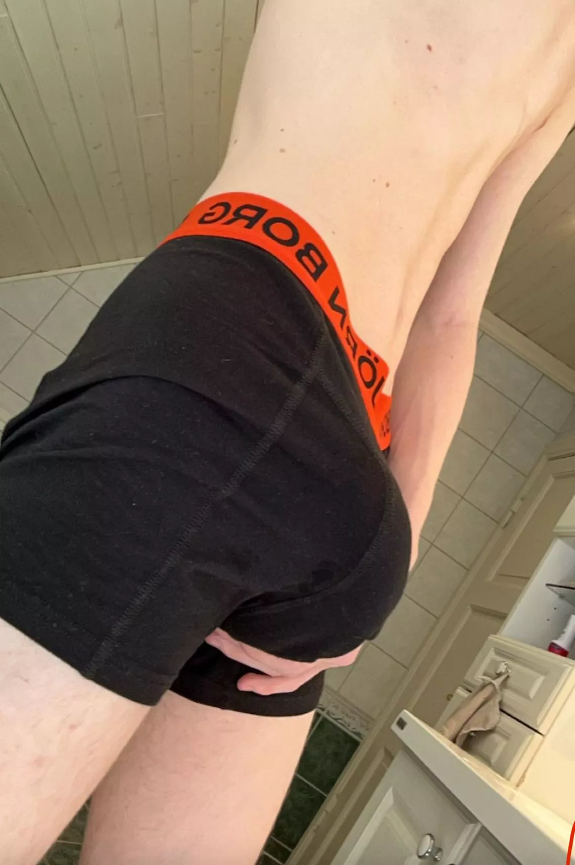 Who here likes twink bulge😋💭