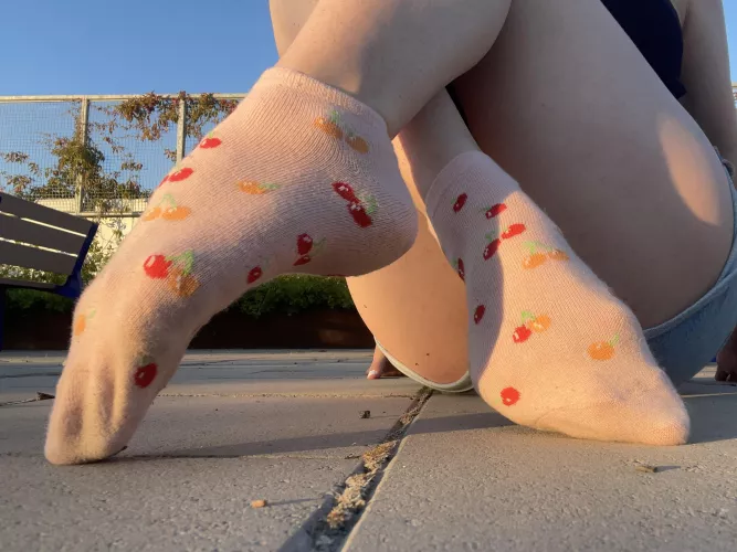 My new socks are so summery! Don’t think they smell like cherries though 😝