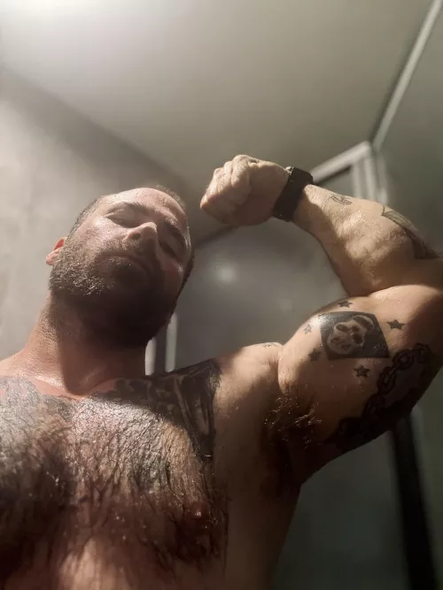 Post gym shower flex for you pervs 😜