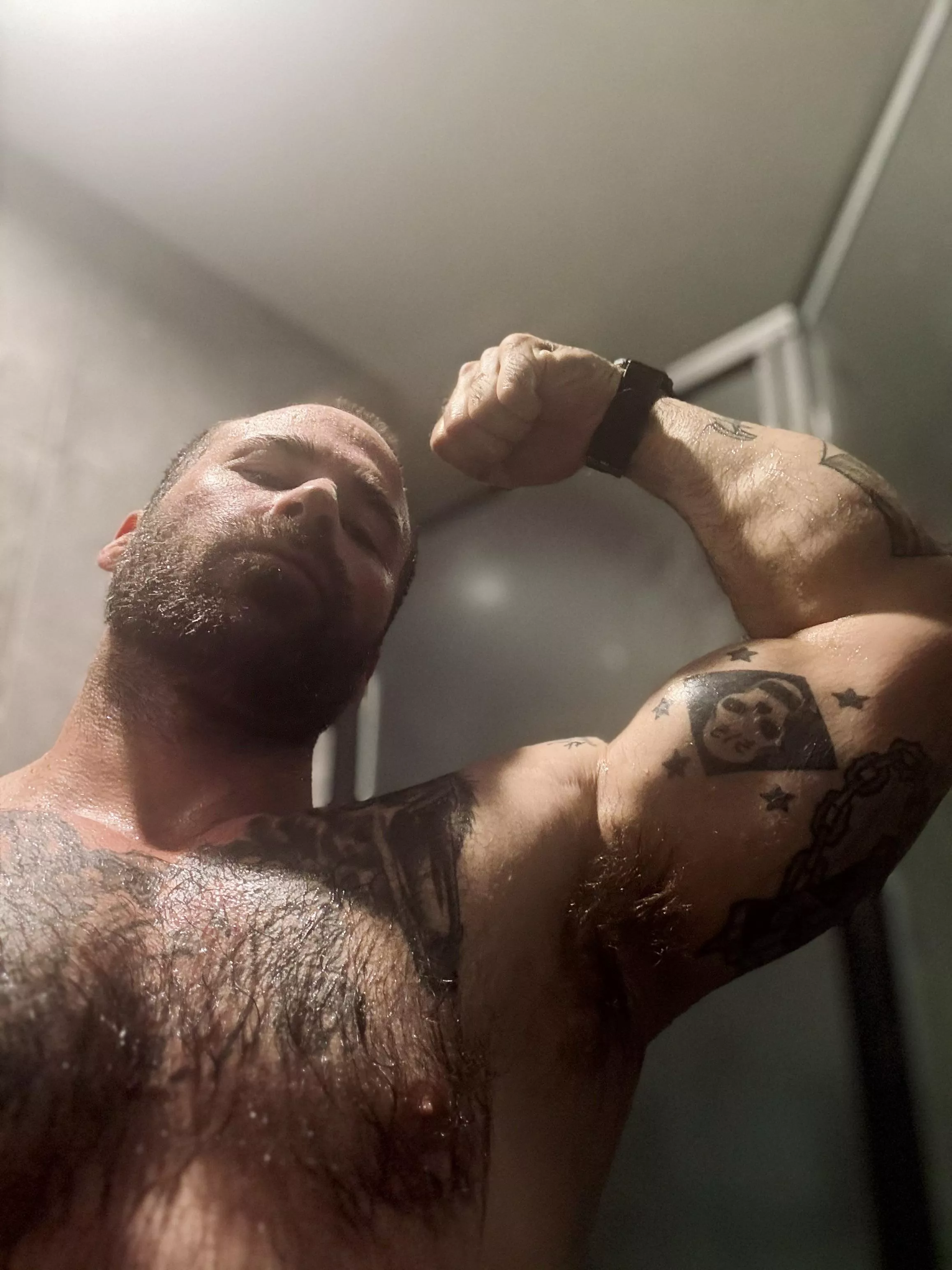 Post gym shower flex for you pervs 😜