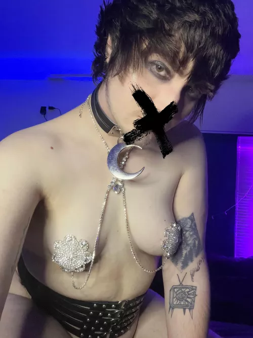 Putting the male character in female “armor” 🥴