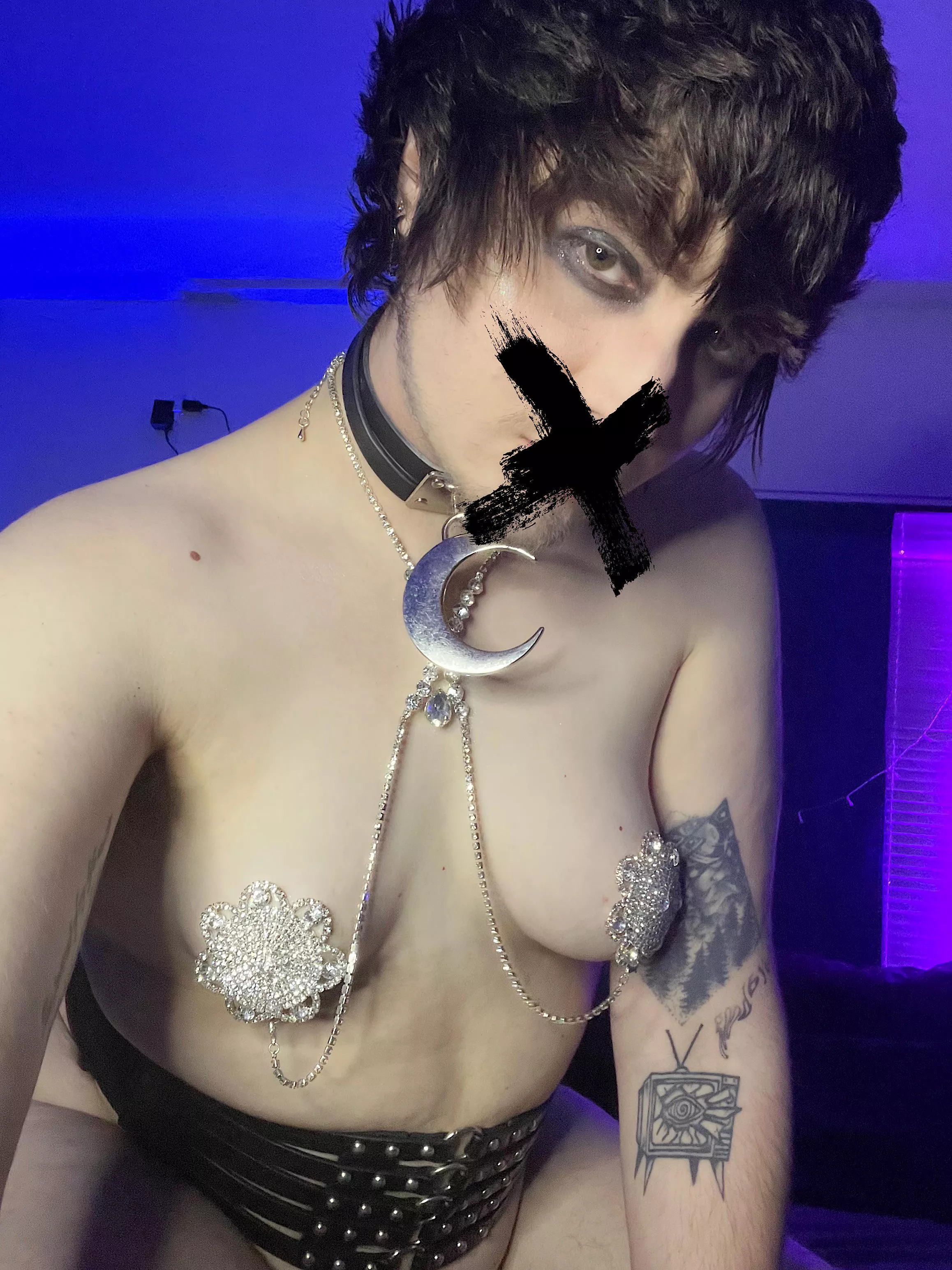 Putting the male character in female “armor” 🥴