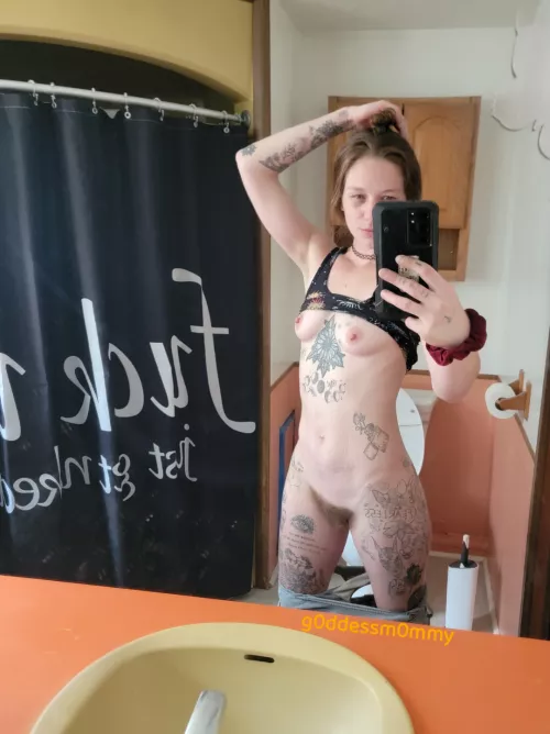 Selfie in my moms boyfriends new house 