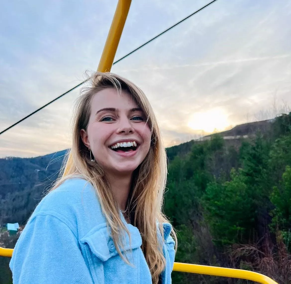 This girl is kendra from haily and kendra on YouTube I swear she used to do porn or atleast someone who looked like her????