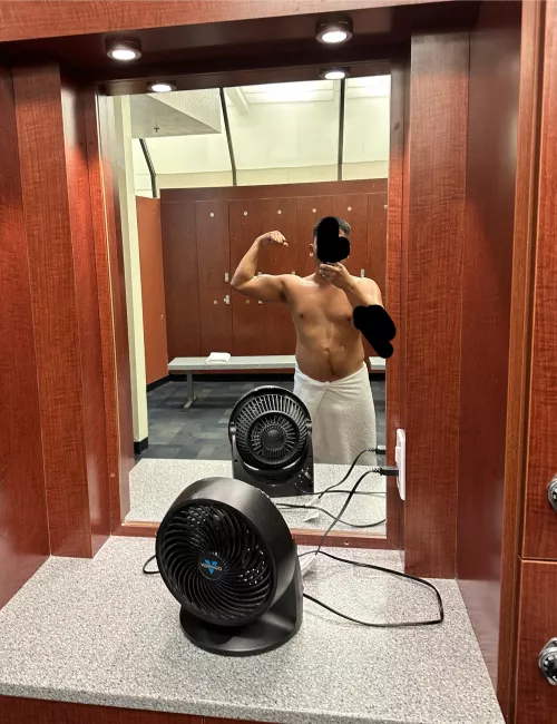 anyone wanna shower after the sauna? M[25]