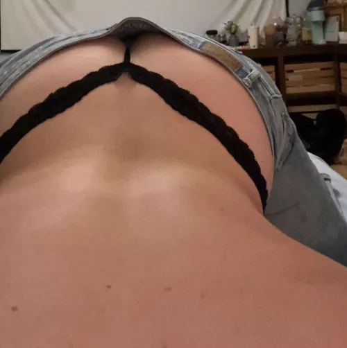 Don’t you just love a gstring sticking out of a pair of jeans