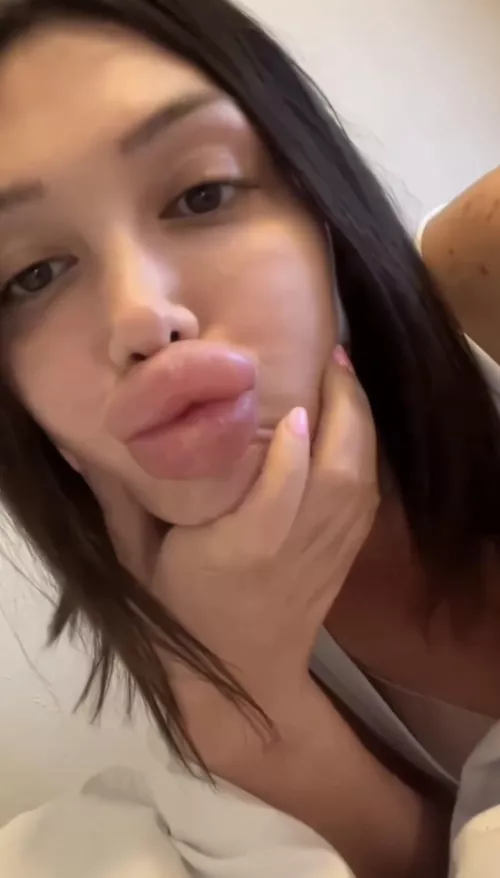 her lips are so beautiful 