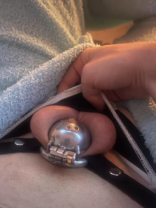 I need to be a feminised slut so badly!!