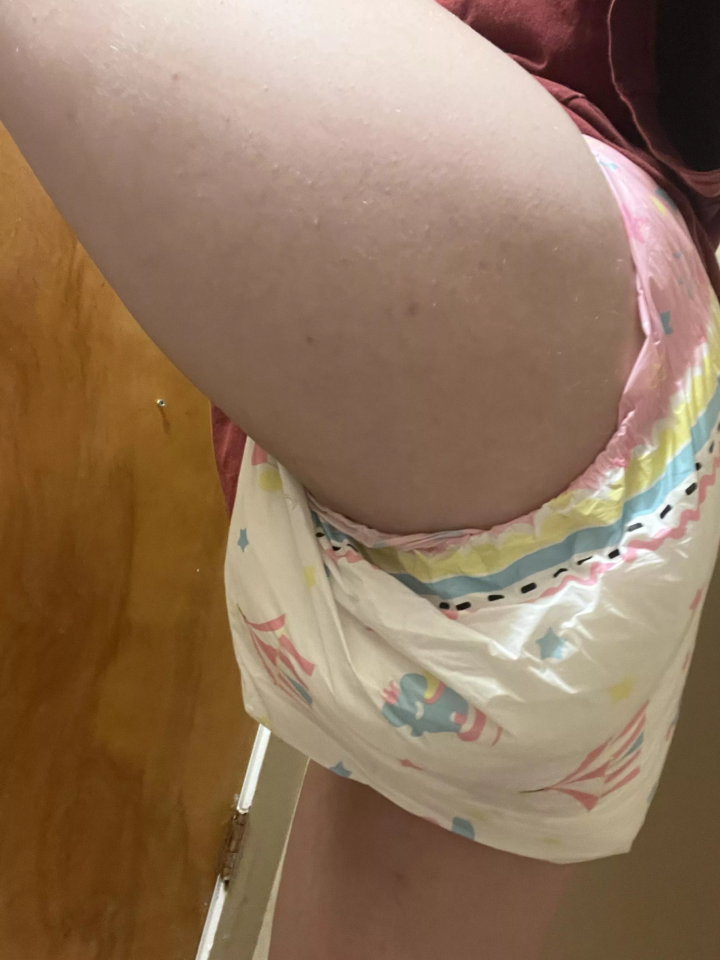 Let me sit on your head hehehe I won't leak I just wanna squish you with my cute butt