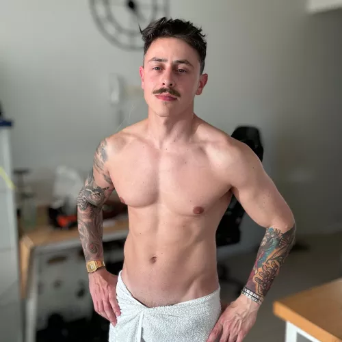 Wanna see me drop this towel 😈💦