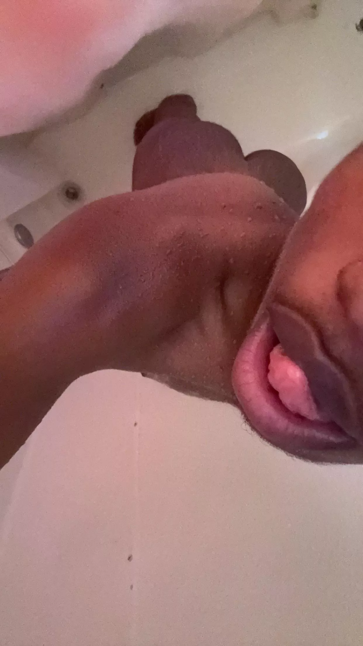 You wanna take a shower with a 18 year old😋