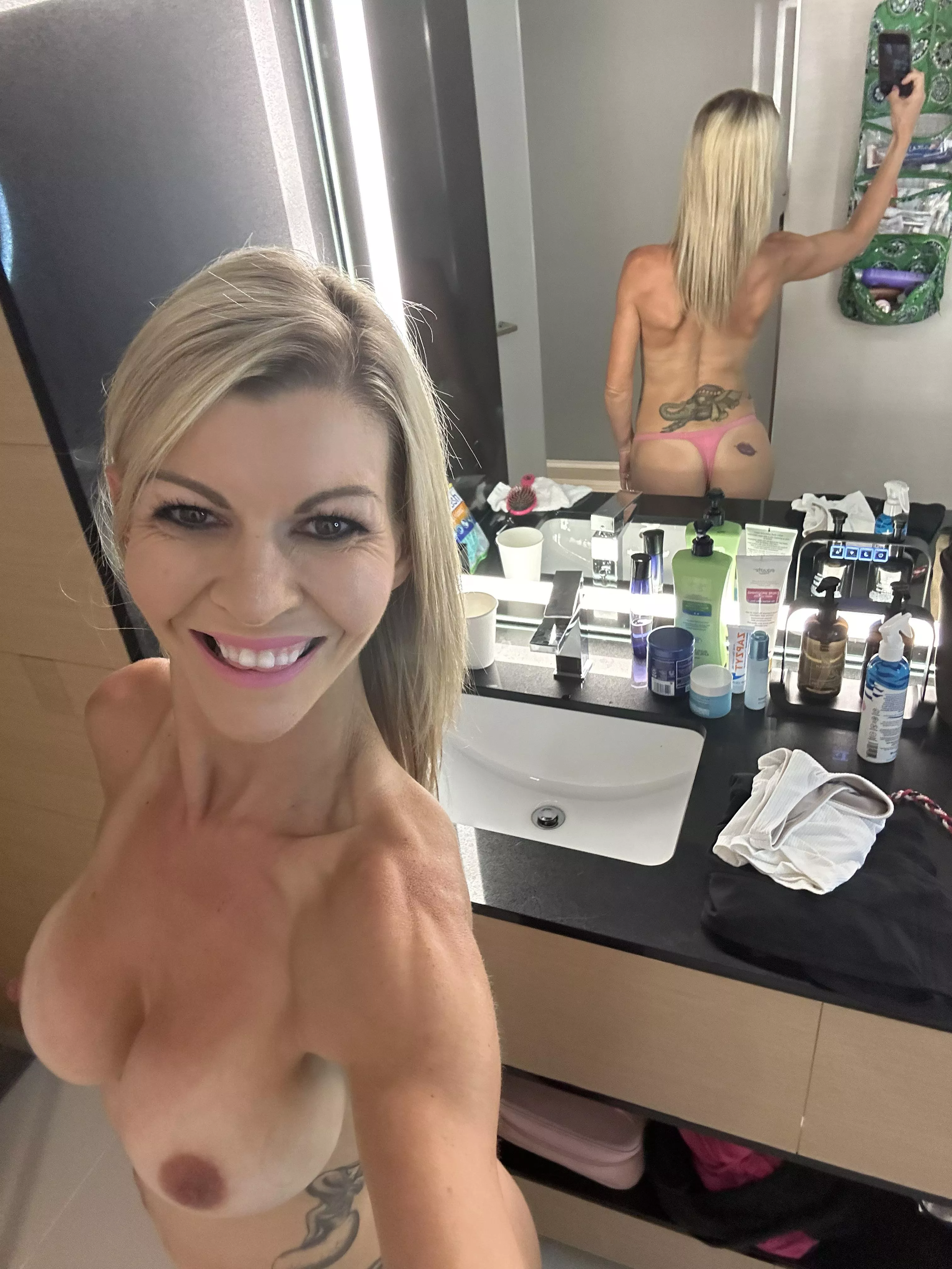 A tit and ass selfie for you Saturday pleasure