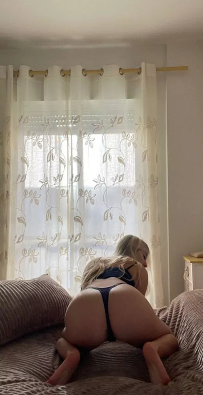 Bubble butt and tasty feet for today