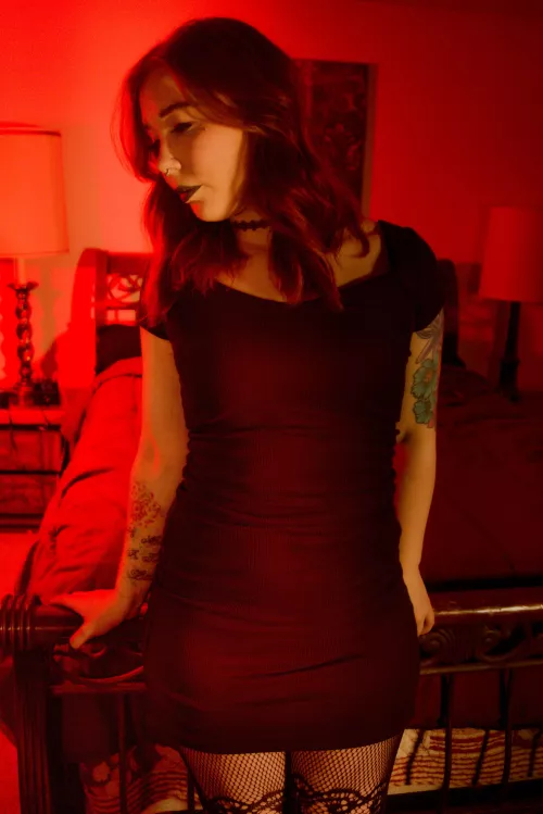  I thrive in the red light [F]