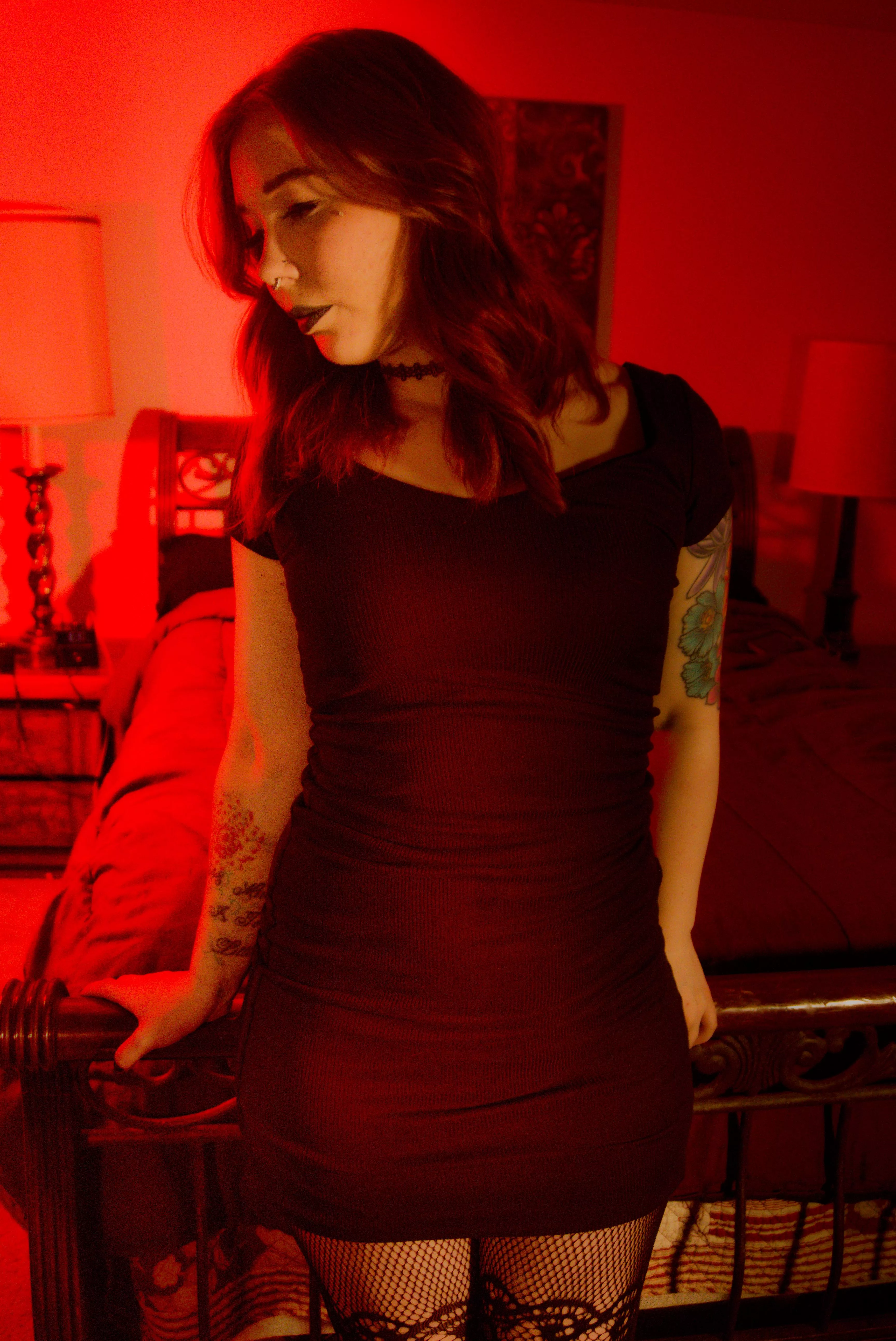  I thrive in the red light [F]