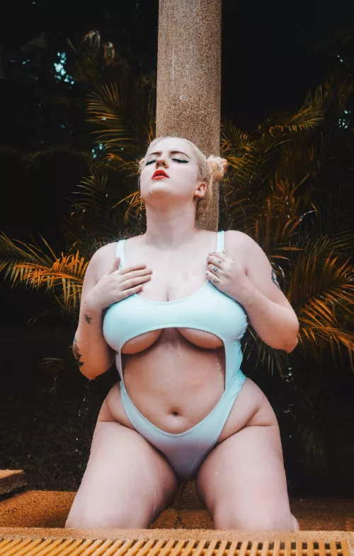 I used to be so embarrassed of my belly but now I show it off 😻