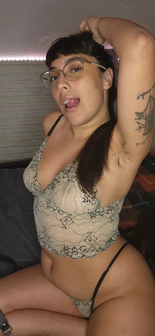 I want to see you hot. Are you hot? Can my hairy armpit and my chubby belly help you? 