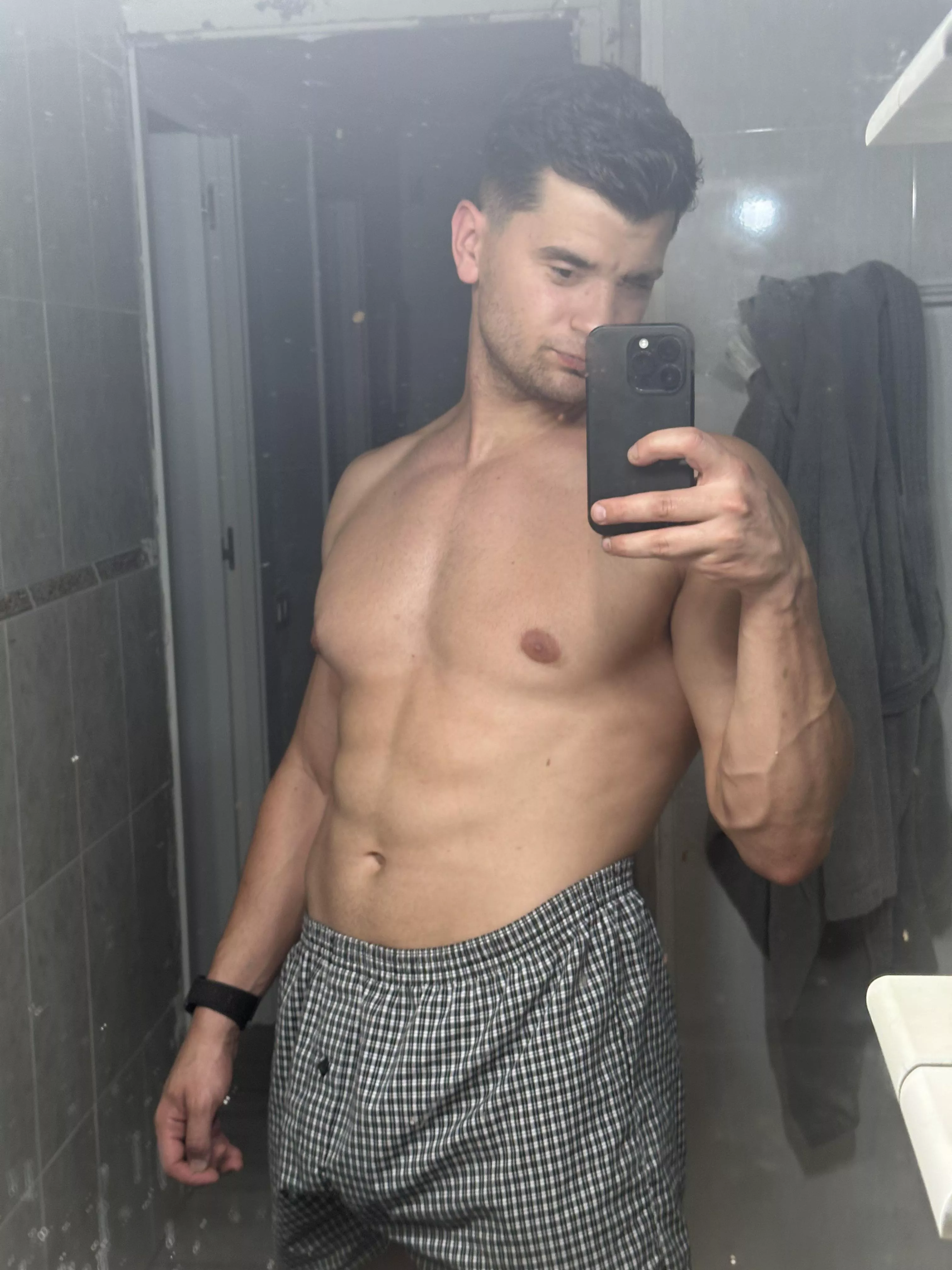 Nothing is more motivatin than a sexy guy in the mirror that you want to fuck🔥😈