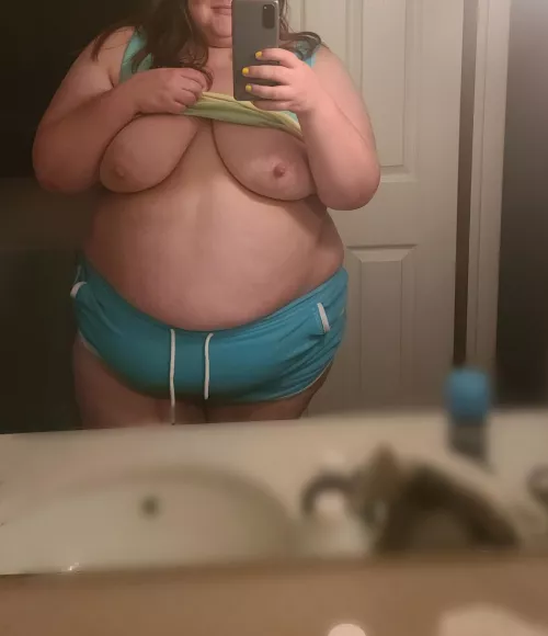 Shirt likes to ride up, so thought I'd give it a hand ;)