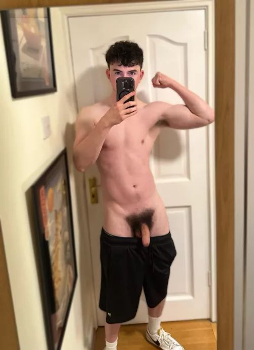 Who’s down to suck my bushy cock after the gym? 😏💪