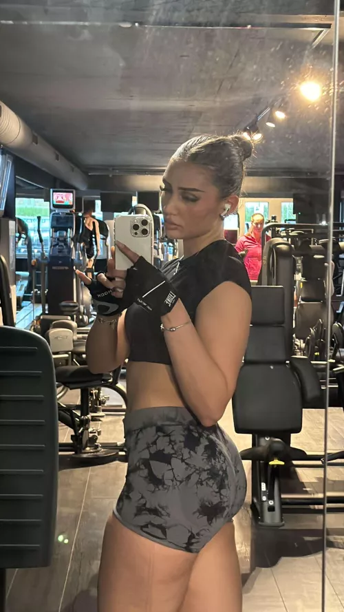 Would you eat my ass after a sweaty leg day? [F]