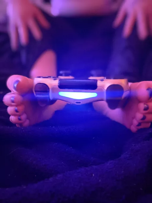 Gamer girl toes 😋 who wants to “play”