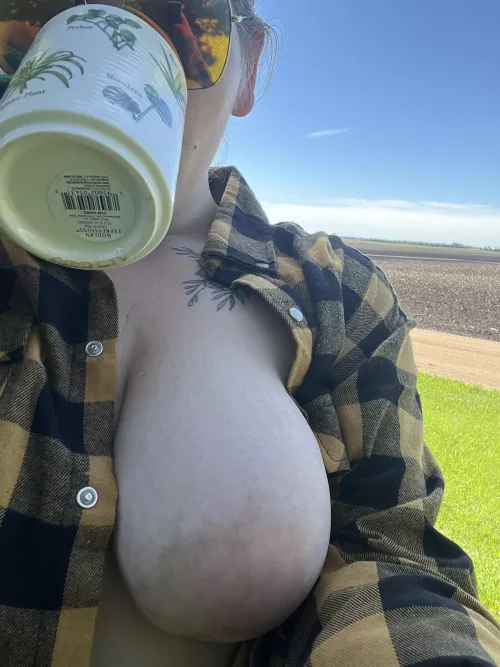 I prefer my coffee outside on Sundays. Enjoying an evening brew since I'm off for the next week 😉 