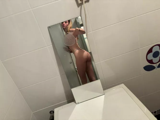 just an 18 yr old blondie who wants to have fun