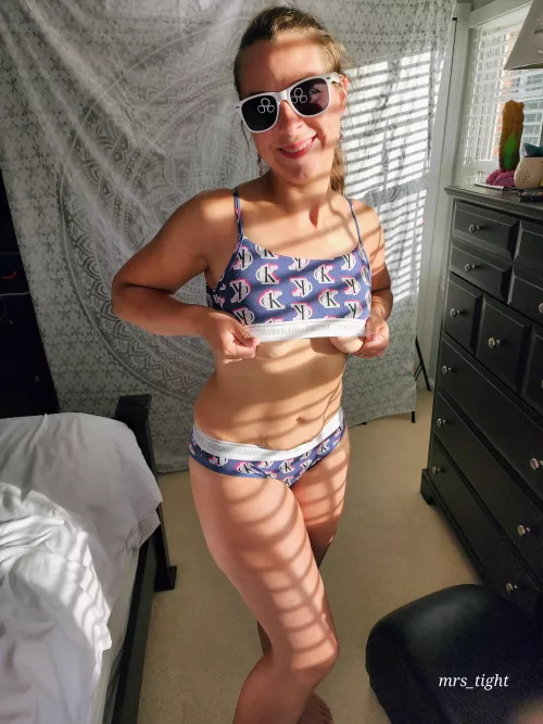 Some saggy mom underboobs.