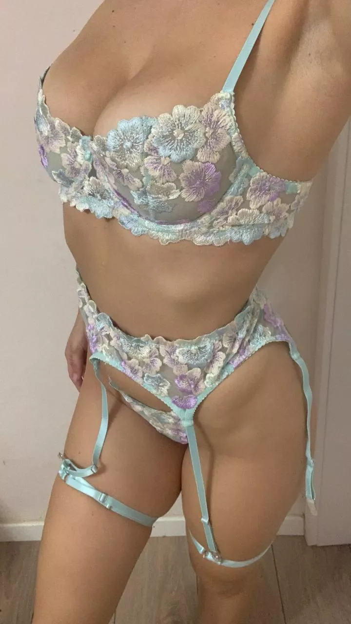 Still have to adjust some straps but already feeling so hot in these 💝