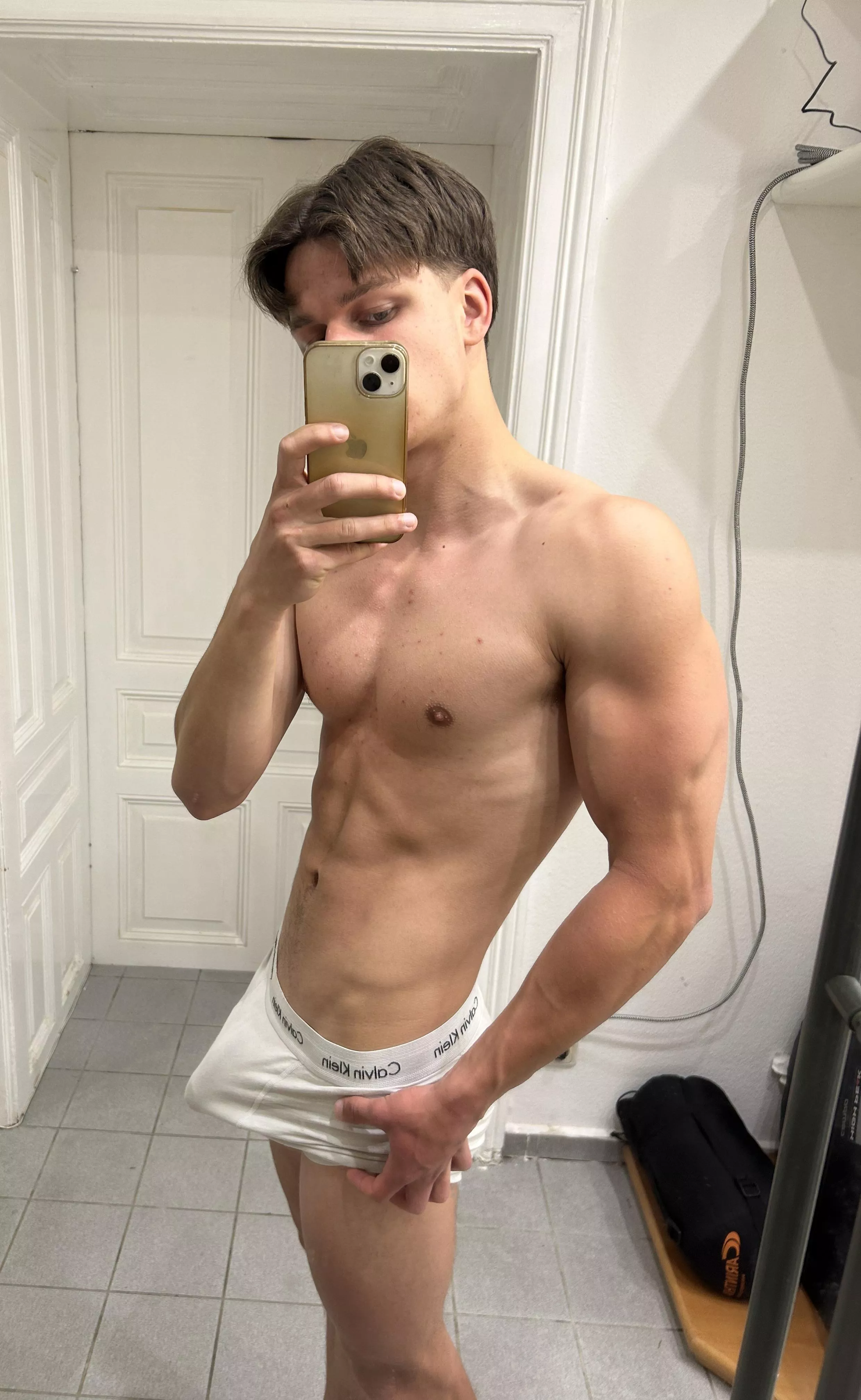 (20)Rate my bulge from 1 to 10