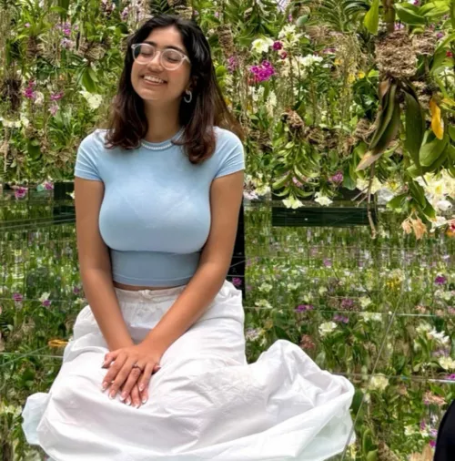 Damn that top is working hard