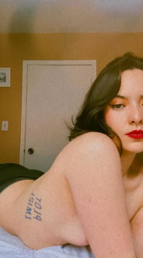 Fuck me in front of a mirror, I look beautiful when I moan 