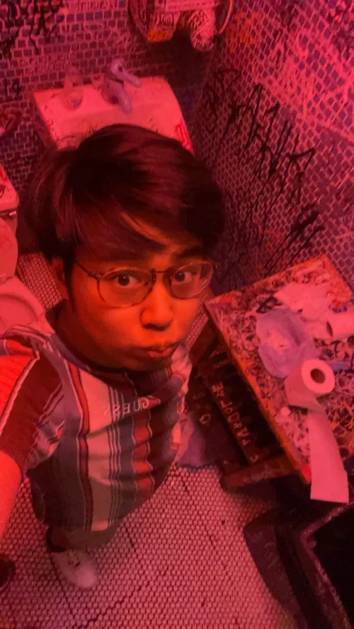 Love me some red lighting <3 (mind the restaurant bathroom :p)