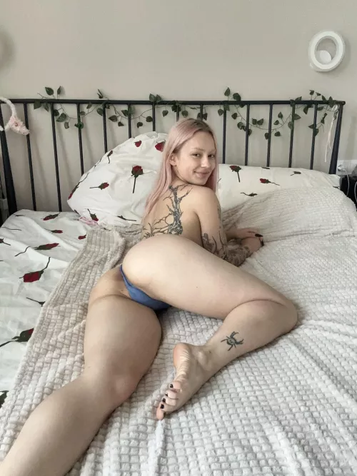 My butt and bare feet say hello