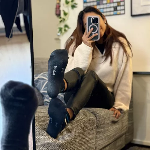 Say Hi to my dirty soles 😈