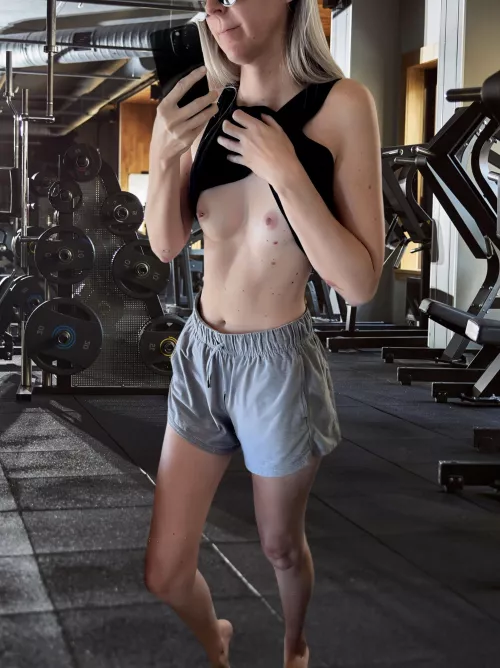 Shiny gym tits for you this morning 