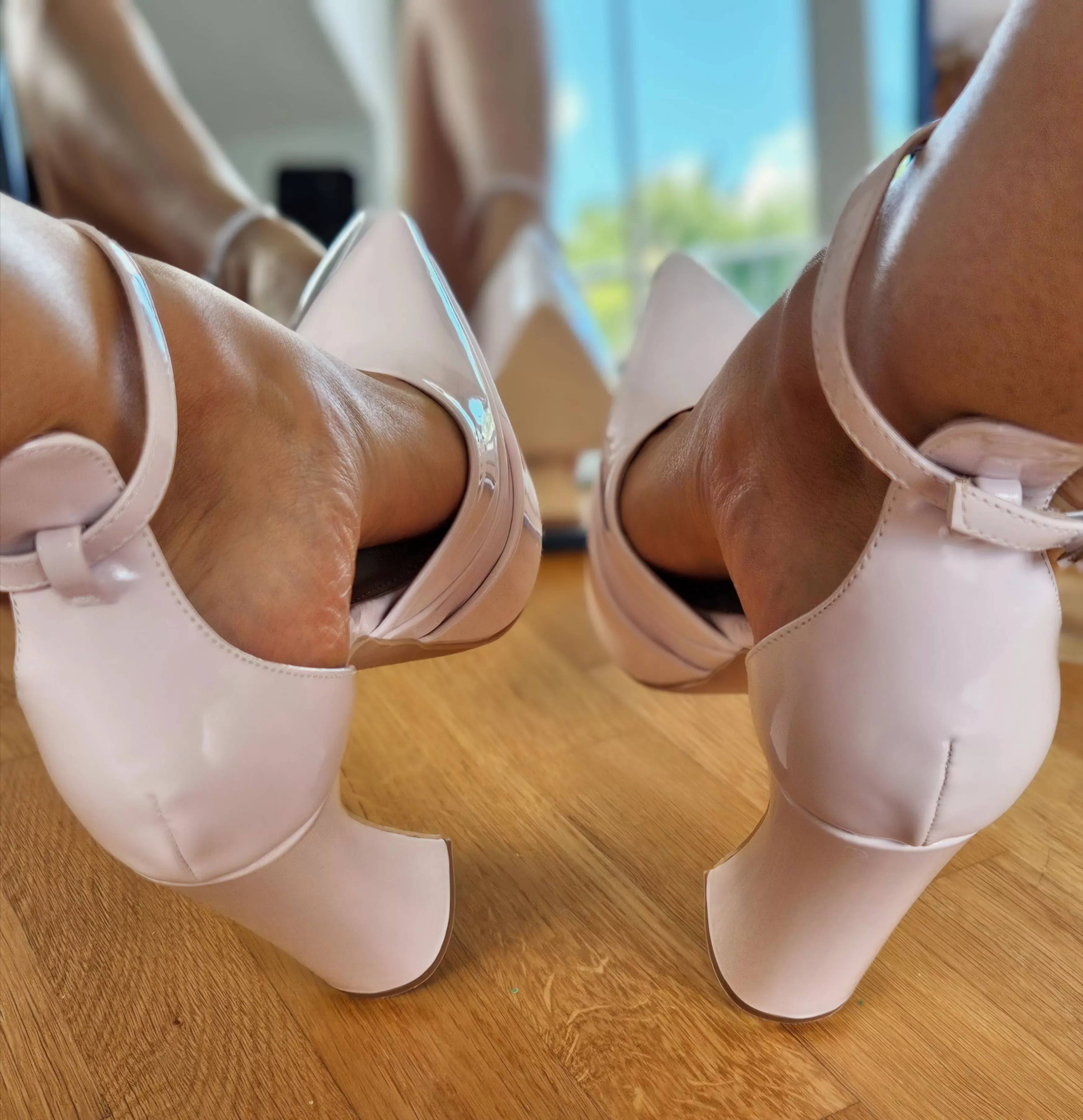 Take a guess! What kind of panties am I wearing to go with these nude heels?🤭