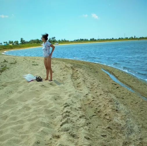 All the nudists on the beach relax in tents, damn, I want one too🙄