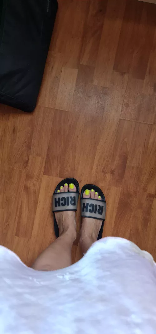 Do my toes look suckable (f41)