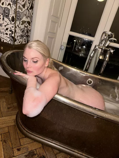 Hop in the bath with me 