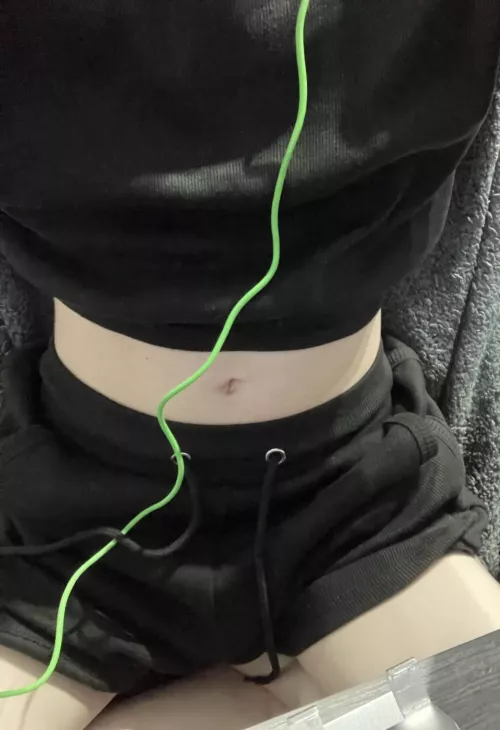 I got my first crop top and am gaming in it :D